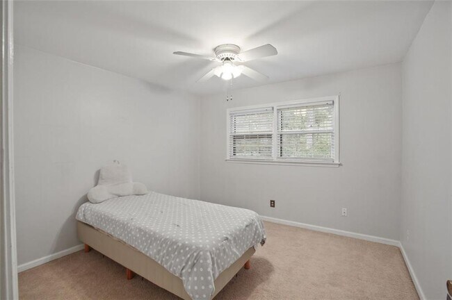 Building Photo - 461 Village Green Ct SW