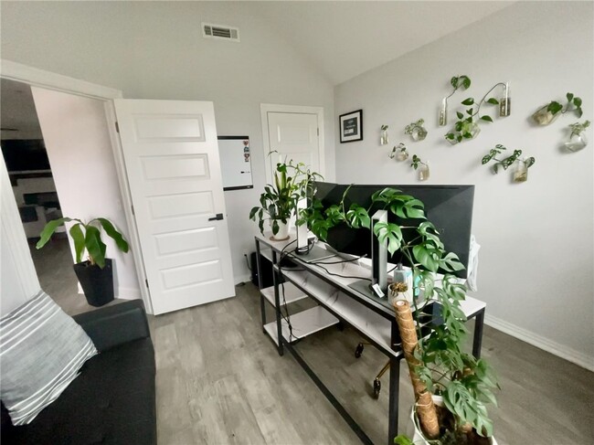 Building Photo - 2014 W Chandler Ave