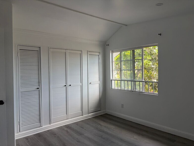 Building Photo - 1254 W 41st Pl