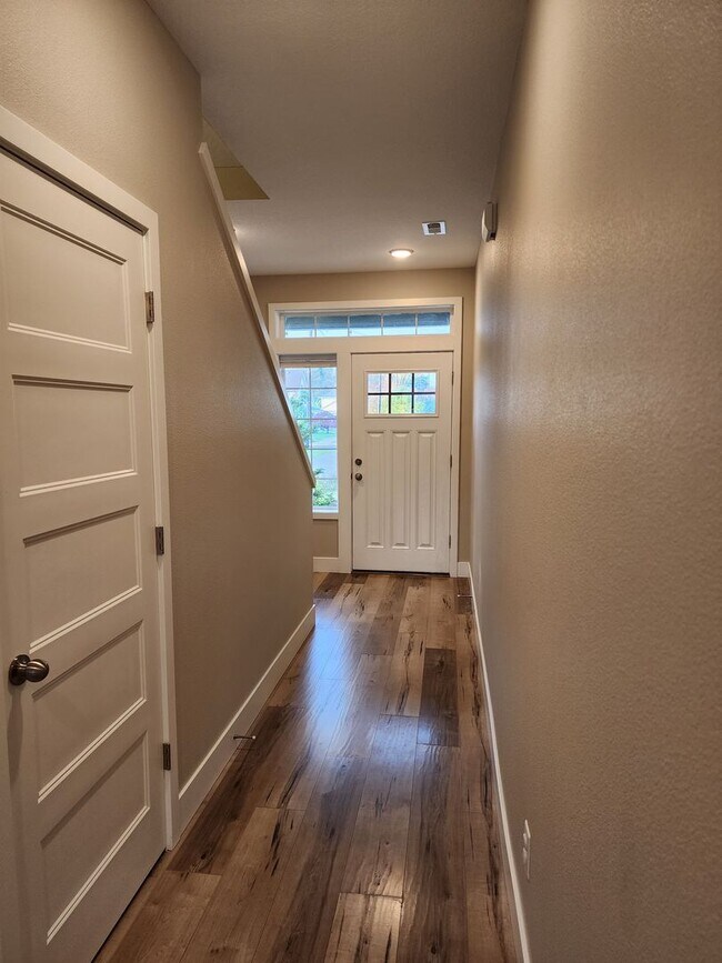 Building Photo - $1,000.00 OFF YOUR FIRST FULL MONTH'S RENT...