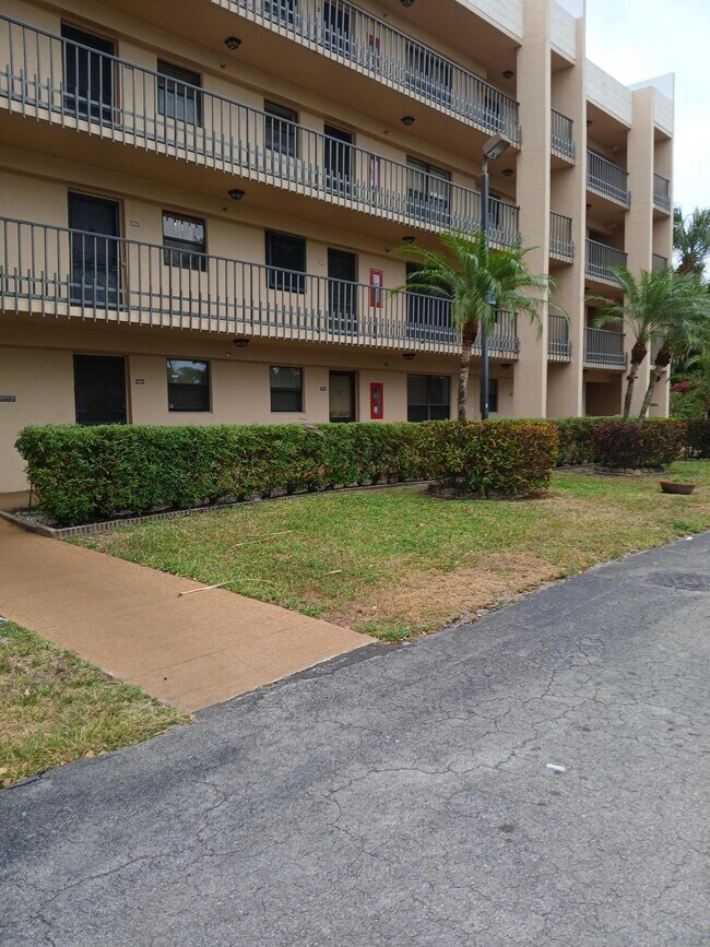 Building Photo - 4760 Lucerne Lakes Blvd W