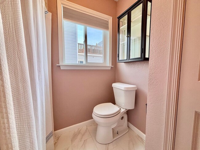 Building Photo - Stunning Condo Near Chesapeake Bay