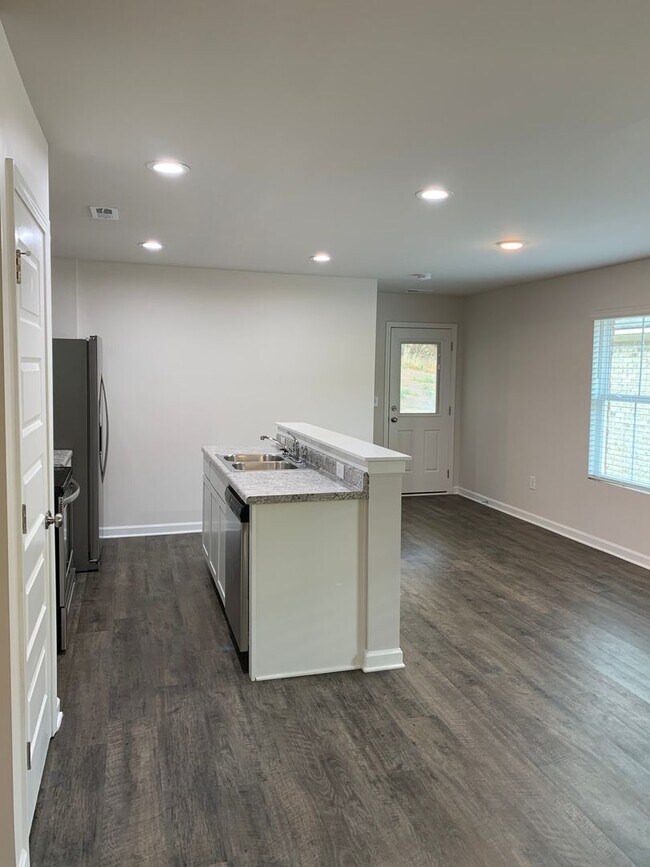 Building Photo - *PRE-LEASING*  Three Bedroom | Two Bathroo...