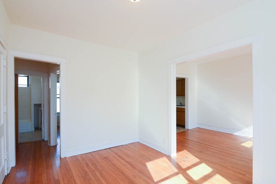 Building Photo - 832 W Waveland