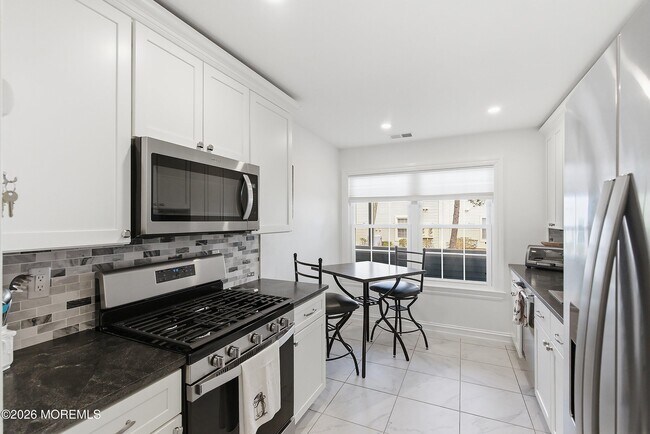 Building Photo - 327 Sequoia Ct