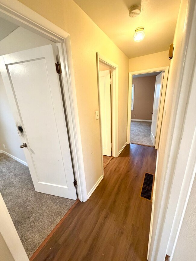 Building Photo - Desired Neighborhood! 3bd 1ba w/new flooring