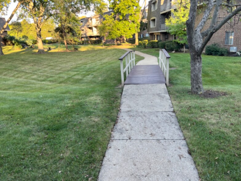 Building Photo - 154 E Bailey Rd