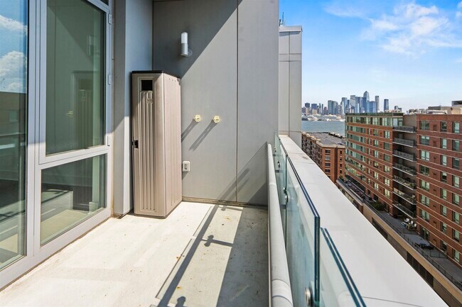 Building Photo - 9 Ave at Port Imperial