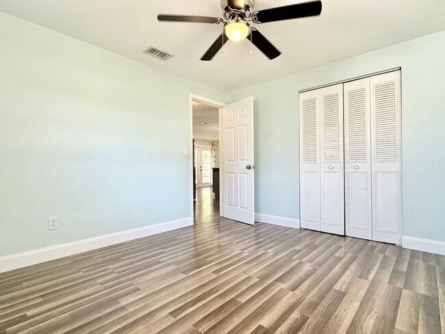Building Photo - Relaxed Florida living at this 3Bedroom/ 2bath home in the Heart of Daytona Beach!