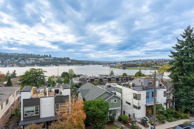 Building Photo - 2Bd/1Ba Seattle Condo