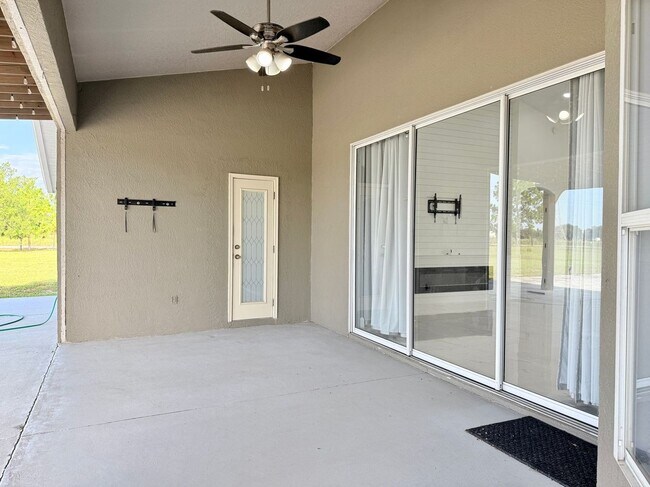 Building Photo - 11400 Lovers Ln