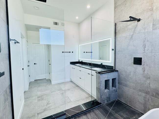 Building Photo - 525 Memorial Heights Dr