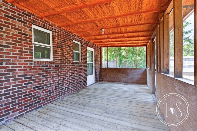 Building Photo - 113 Elm St