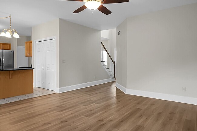 Building Photo - Gorgeous, 2 story, 4 BR, 2.5 BA Home with Fenced Yard near Magnolia Gardens