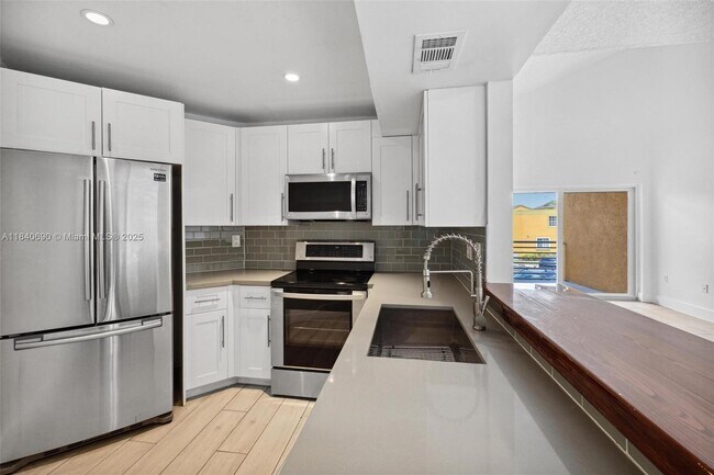 Building Photo - 9741 Fontainebleau Blvd