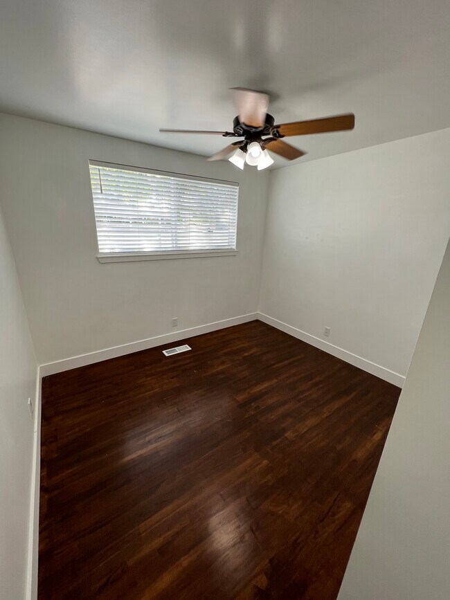 Building Photo - 825 E Larkspur Dr