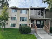 Building Photo - Bottom floor unit close to airport