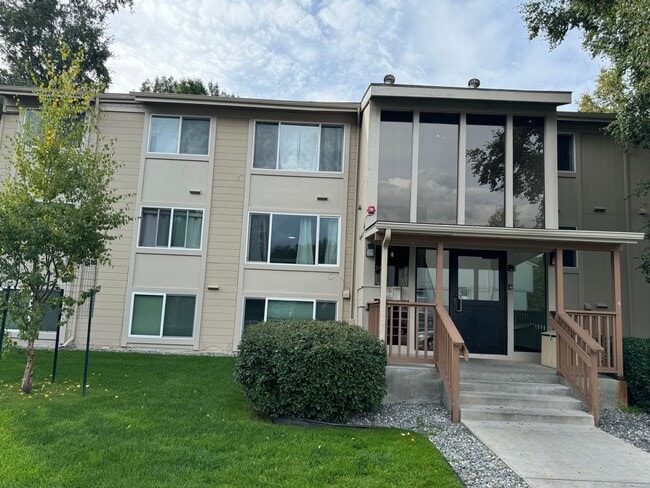 Primary Photo - Bottom floor unit close to airport