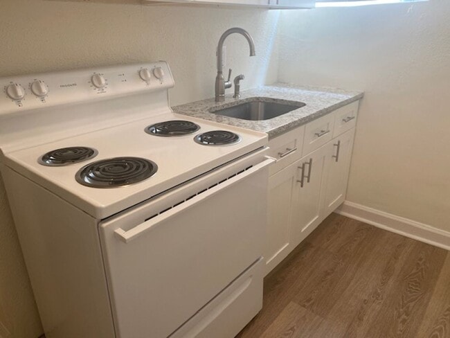 Building Photo - Charming Renovated 1BR – Water & Parking I...