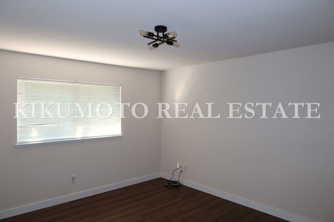 Building Photo - 3 Bedrooms, 2 1/2 Baths Half-plex in the P...