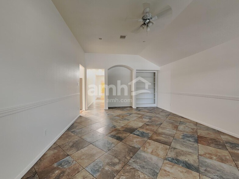 Building Photo - 2407 Aspen Dale Dr