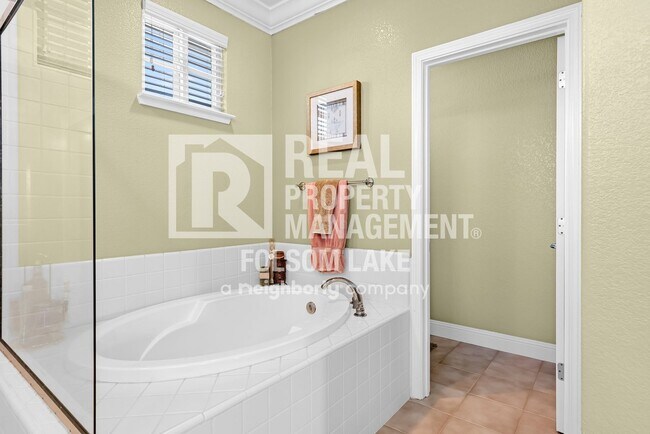 Building Photo - 5bd 3ba home in desirable Carmichael neighborhood