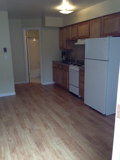 Building Photo - 429 E Broadway St