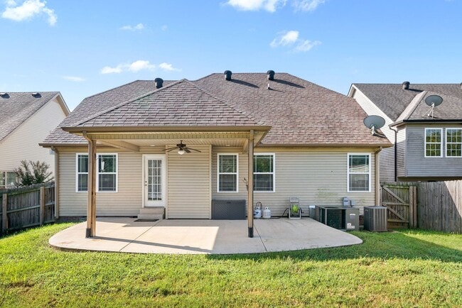 Building Photo - Pet Friendly Three Bedroom with Bonus in R...