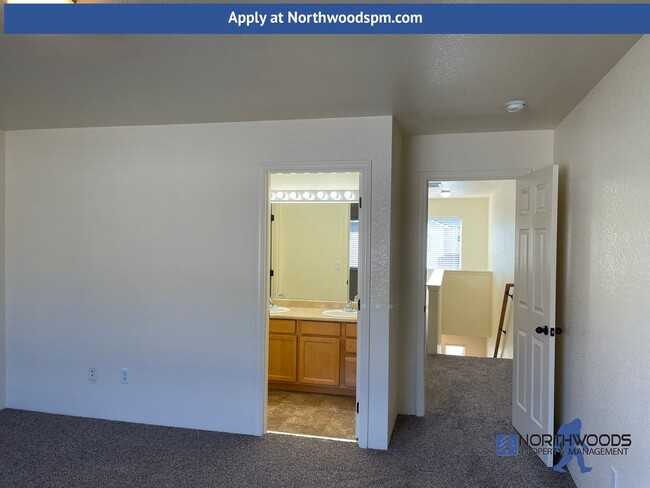 Building Photo - Very Nice 2 Bedroom 2 Bath 2 Story Townhom...