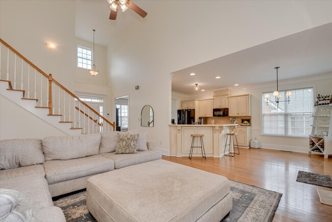 Building Photo - 5 Bed/3 Bath home with Primary Bedroom & a...