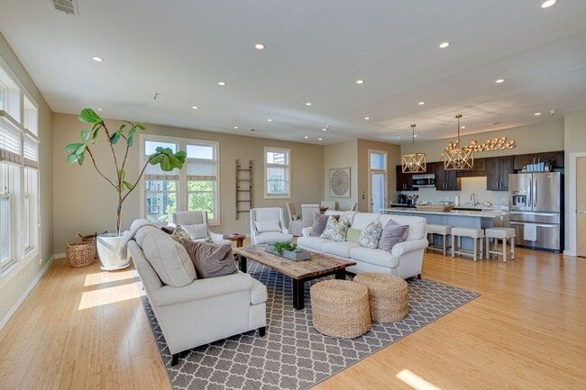 Building Photo - Stunning unfurnished 3BR/2.5BA Condo in Prime Belmont/Vanderbilt Location!