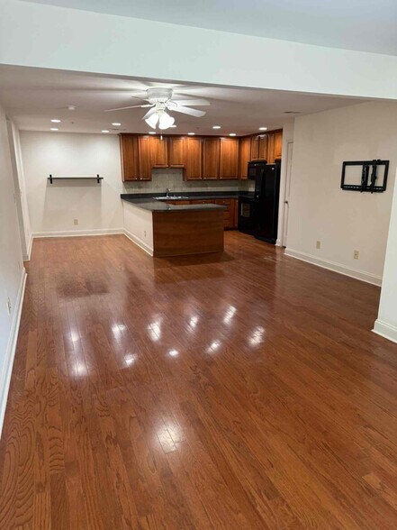 Primary Photo - 203 Madison Ln S E