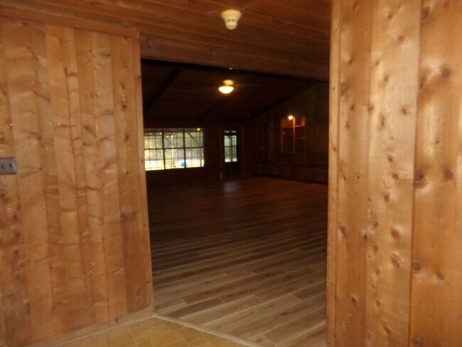Building Photo - 4 bedroom Log House