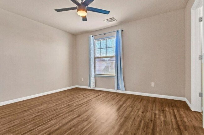 Building Photo - Charming 3-Bed, 2.5-Bath Home with Covered...