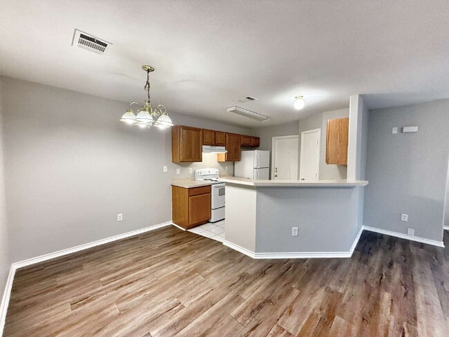 Building Photo - Spacious 3 Bedroom, 2 Bath Duplex with 1-C...
