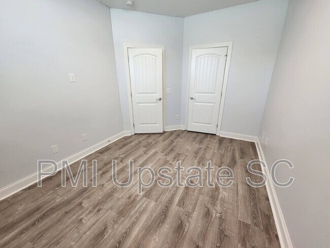 Building Photo - 1039 Blythwood Dr