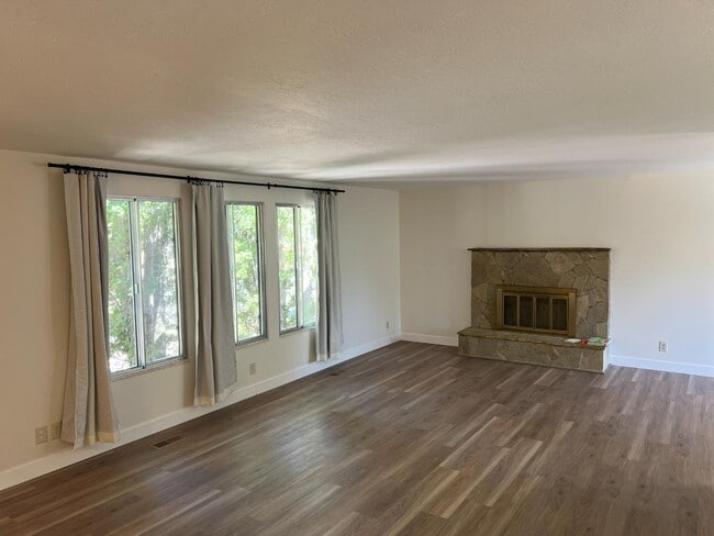 Building Photo - 1597 Navajo Dr