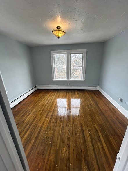 Building Photo - 168 Oak St