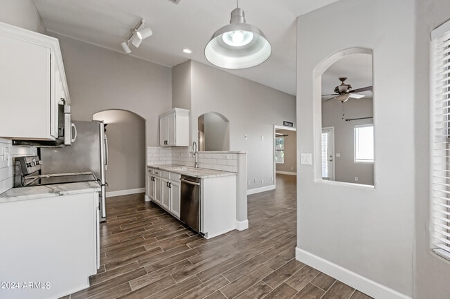 Building Photo - 2075 S Peppertree Dr