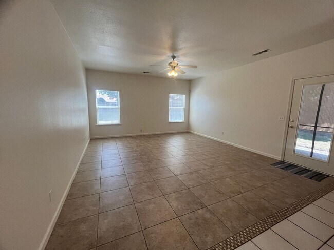 Building Photo - Move in Ready Home!