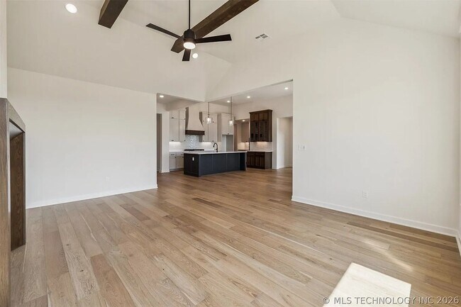 Building Photo - 5 Bed | 4 Bath House