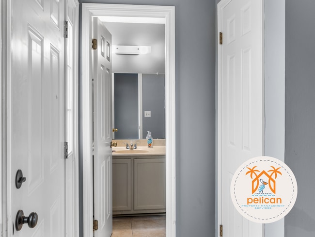 Building Photo - Bright townhome in the heart of Pensacola