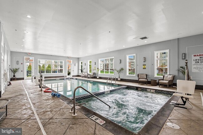 Building Photo - 2022 Crescent Wy