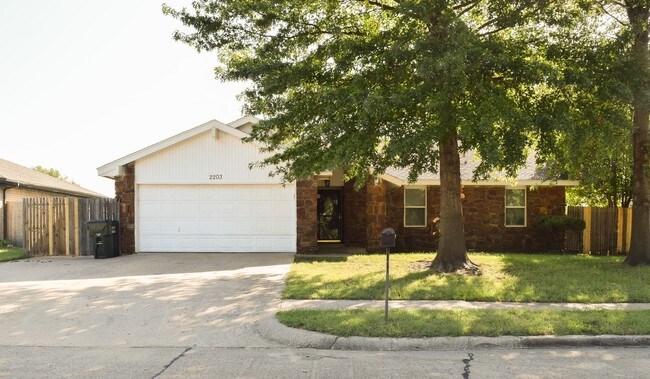 Primary Photo - 2203 N Dogwood St