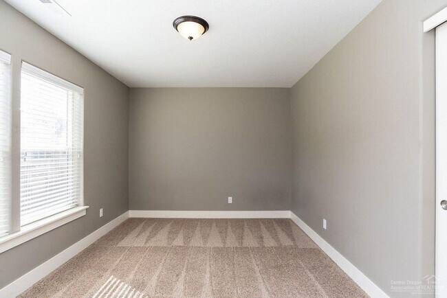 Building Photo - 3 Bedroom + Flex Space in Central Location - Close to Old Mill!