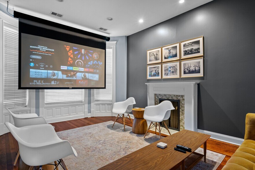 Building Photo - 913 W Belden Ave