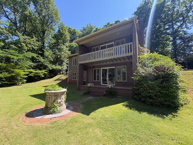 Building Photo - Large Lakefront Home Minutes from Downtown Greenville!