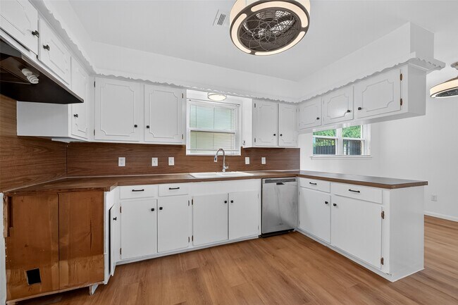 Building Photo - 8210 Edgemoor Dr
