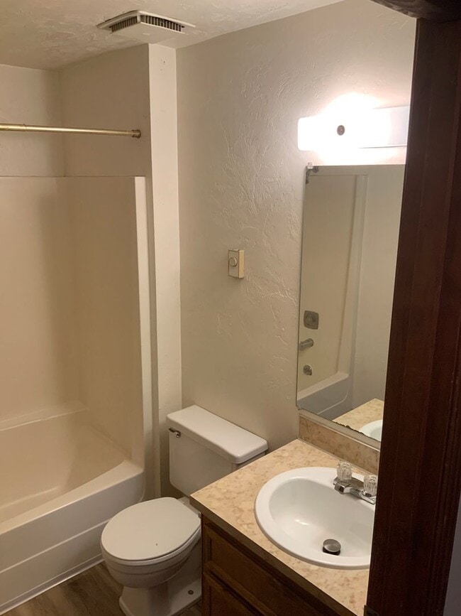 Building Photo - 2 Bedroom Duplex in Cal Young Neighborhood