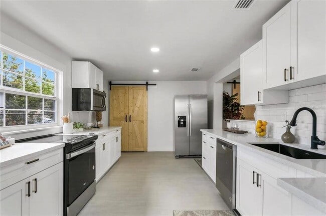 Building Photo - 301 N Fremont Ave